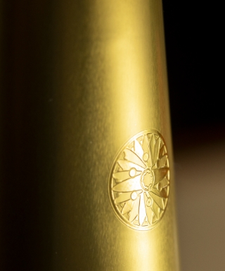 Détail d’estampage circulaire sur coiffe or satiné